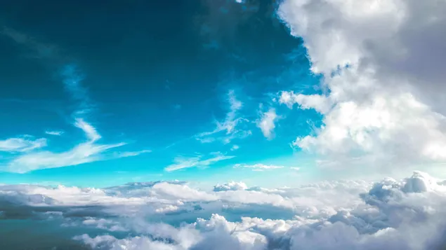 Blauwe luchtmening van witte wolken met zonlichtfiltering