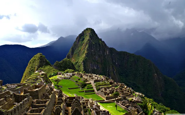 Blick auf die Berge und Strukturen von Machu Picchu, ausgewählt als eines der neuen sieben Weltwunder herunterladen
