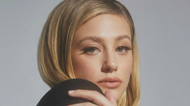 Actriz rubia 'Lili Reinhart' en sesión de fotos de L'Officiel USA descargar
