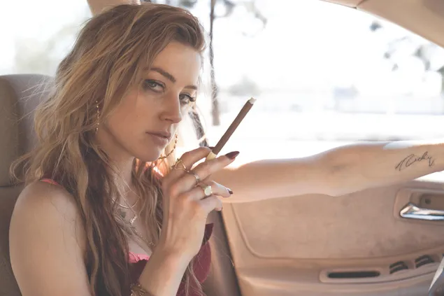 Amber rubia escuchó humo en un auto
