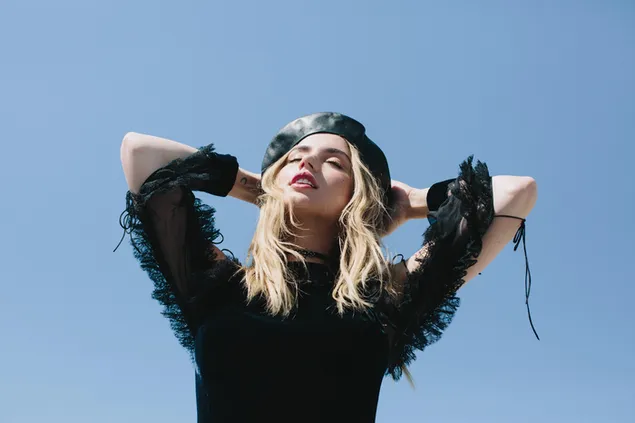 Blonde Ana de Armas with clear blue sky background 4K wallpaper