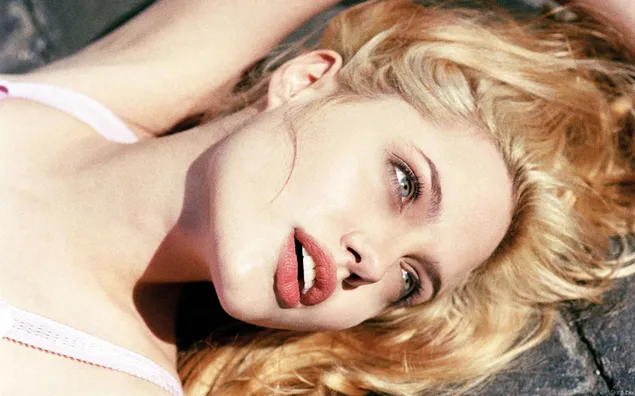 Tóc vàng Angelina Jolie gợi cảm đôi môi và đôi mắt màu xanh lá cây