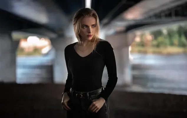 湖上混凝土橋前身穿黑色連衣裙的金髮美女模特 2K 壁紙