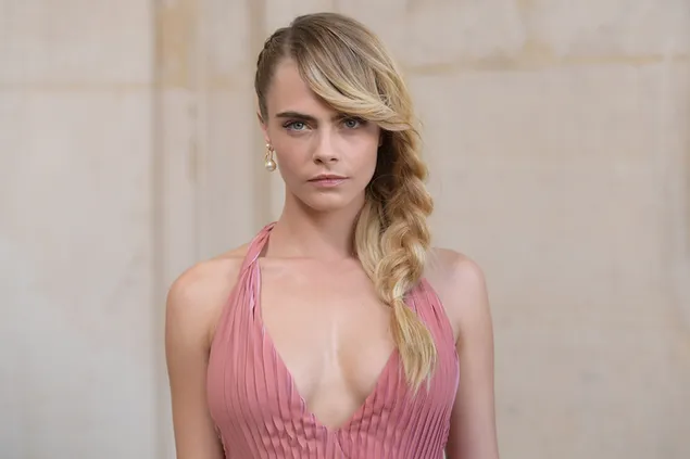 辮子髮型的金發名人“Cara Delevingne” 4K 壁紙