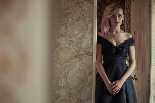 Blonder Promi 'Emma Mackey' im schwarzen Kleid 6K Hintergrundbild