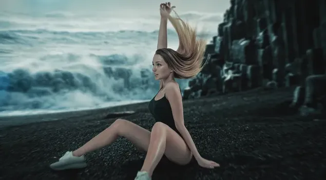 فتاة شقراء ترتدي قطعة واحدة سوداء وحذاء أبيض تجلس على الرمال السوداء 4K خلفية