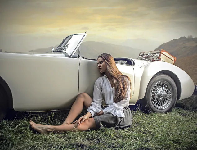 Eski bir beyaz arabaya yaslanmış beyaz elbise giyen sarışın kız 8K duvar kağıdı