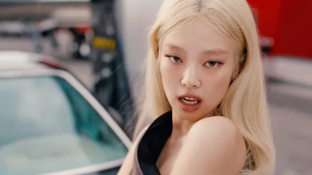 블랙핑크의 금발 '제니' - 맨트라 앨범 촬영 4K 배경화면