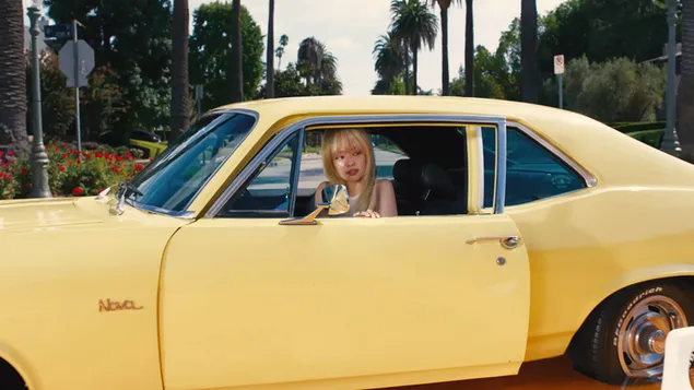 노란색 차를 탄 금발 '제니' - 만트라 앨범 촬영 4K 배경화면