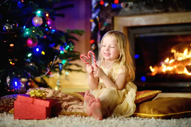 ブロンドのliitle女の子はクリスマスイブに彼女の贈り物を開きます 4K 壁紙