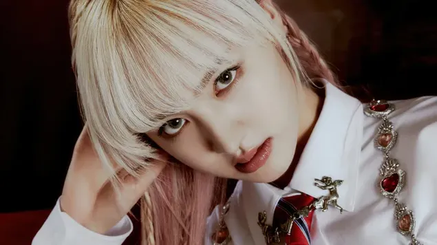 شقراء "ليز" من IVE | التقطت الصور لألبوم "Love Dive" 4K خلفية