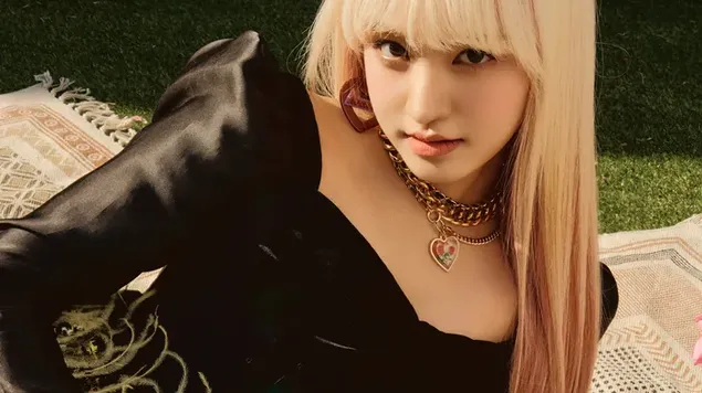 Blonde "Liz" من IVE: التقطت الصور لألبوم "Love Dive" 4K خلفية