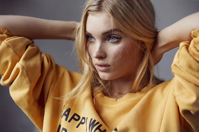 Blond model 'Elsa Hosk' 6K achtergrond