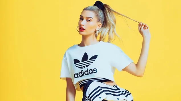 Blond model 'Hailey Baldwin' in Adidas-fotoshoot 4K achtergrond