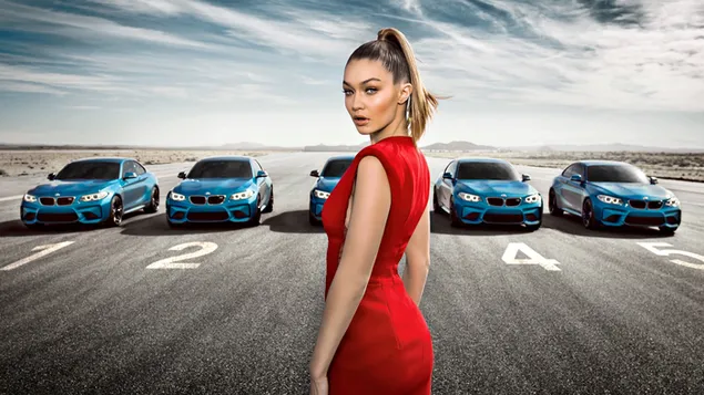 Blonde sexy model Gigi Hadid met blauwe auto's achtergrond