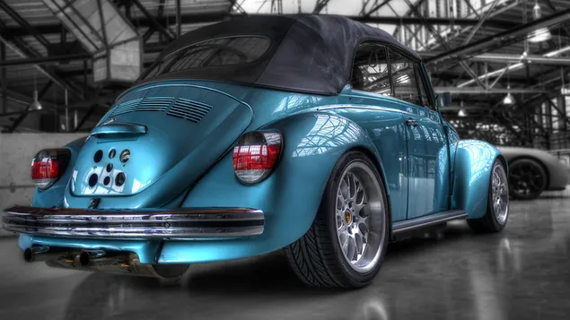 Blauer und schwarzer Volkswagen-Käfer im schwarzen und weißen Hintergrund der Garage herunterladen