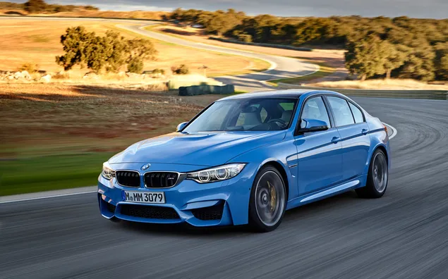 Blauwe BMW M3 rijden bij daglicht download