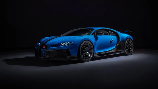 Blauwe Bugatti Chron Pur Sport geparkeerd in contrastgebied 4K achtergrond