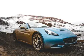 Azul ferrari Califórnia e estradas enlameadas 4K papel de parede