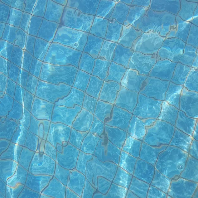 Преземете сина вода од базенот