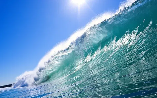 Blauwe lucht en golven van blauwe oceaan die zonlicht reflecteren