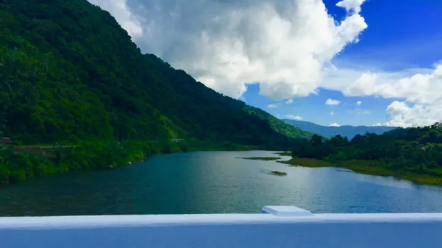 Cielo azul, montaña junto al río, isla en el Pacífico descargar