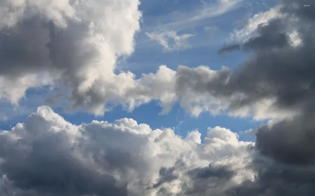 Blauwe lucht met wolken die op het punt staan ​​te gaan regenen download