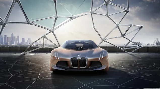 BMW con su diseño moderno bajo la estructura arquitectónica en forma de acero