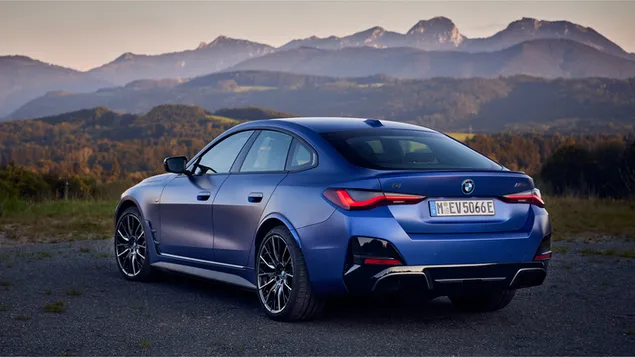 BMW i4 M50 2022 blauwe kleur achter- en zijaanzicht zonsondergang