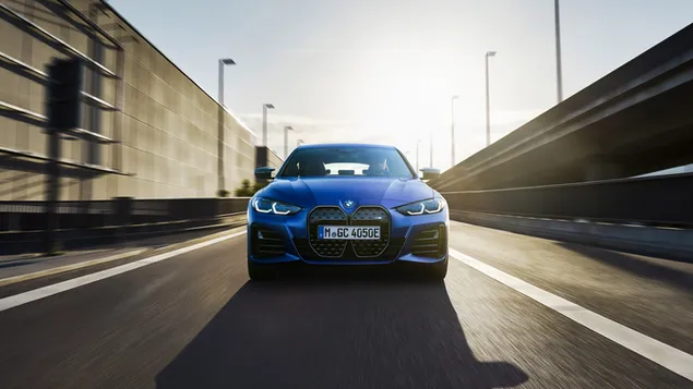 BMW i4 M50 2022 blauwe kleur vooraanzicht zonsondergang download