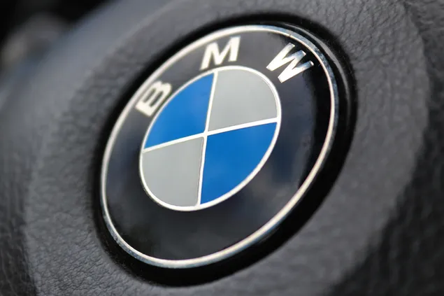 Logotipo de BMW en un volante