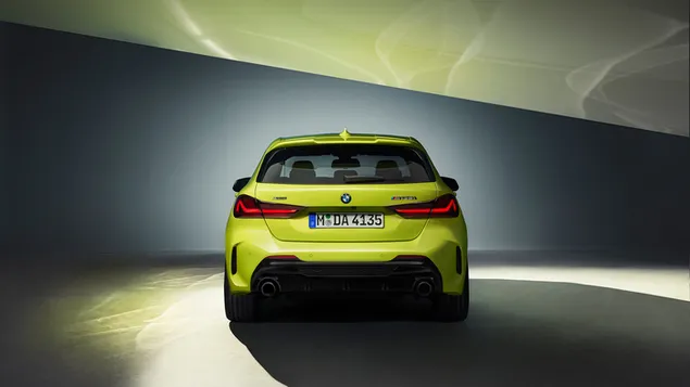 BMW M135i 2022 color amarillo vista trasera