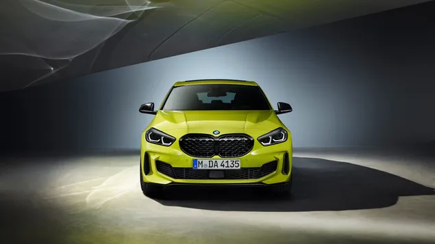 BMW M135i 2022 gele kleur vooraanzicht