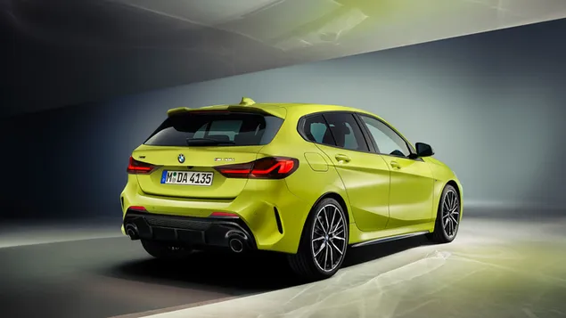 BMW M135i 2022 gele kleur achter- en zijaanzicht