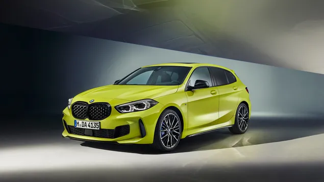 BMW M135i 2022 gele kleur voor- en zijaanzicht