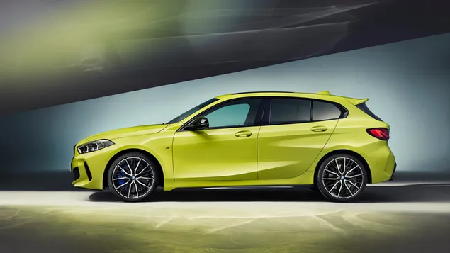 BMW M135i 2022 gele kleur zijaanzicht