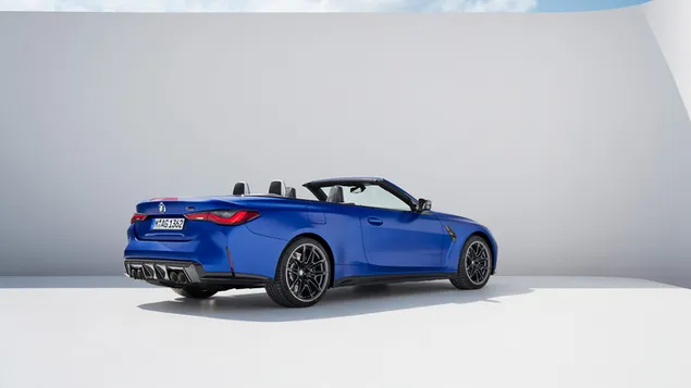 BMW M4 Competition Convertible 2022 nhìn từ phía sau và bên hông tải xuống