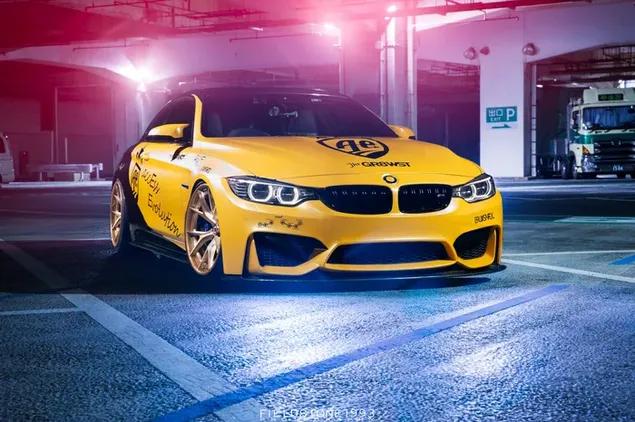BMW M4 در رنگ زرد بارگیری کنید