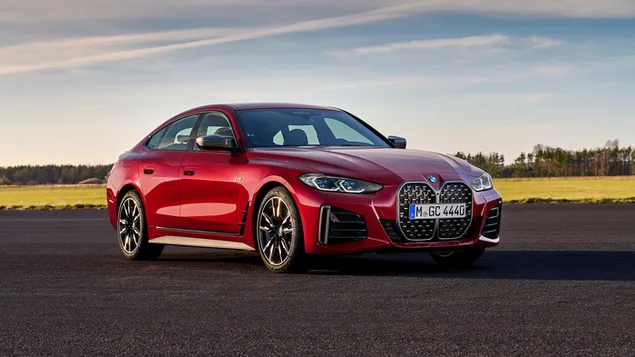 Taustakuva BMW M440i Gran Coupe punainen väri 2022 edestä ja sivulta auringonlasku 4K