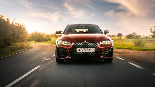 Taustakuva BMW M440i Gran Coupe punainen väri 2022 edestä asfalttitiellä 4K