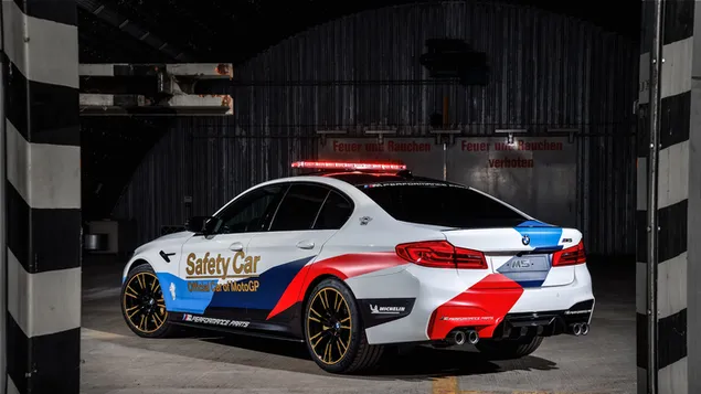 Vista lateral del BMW M5 MotoGP Safety Car