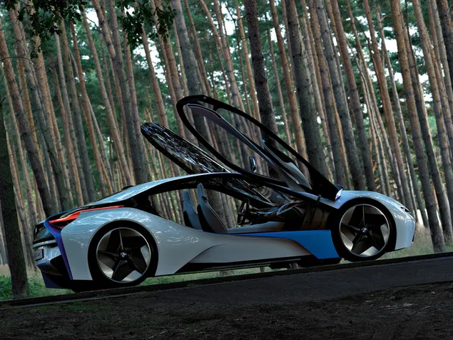 BMW med åpne dører i skogen 2K bakgrunn