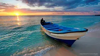 barca al tramonto scarica