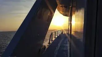 descarcare barca la apus