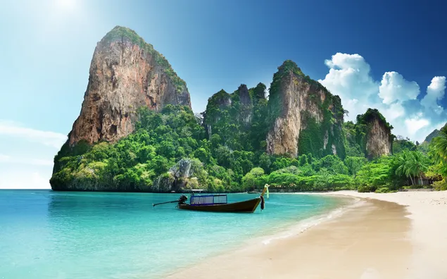 パンガン島、タイの広い曇り空の景色と丘や木々 の間で海にボートします。 2K 壁紙