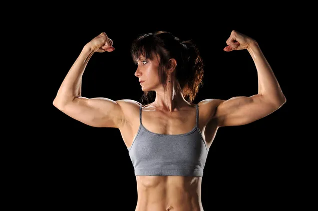 Bodybuilder mooie dame pronkt met haar spieren 2K achtergrond