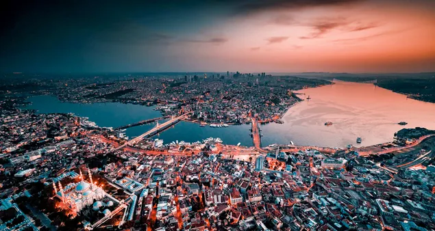 Bosporus en stadslichten bij zonsondergang