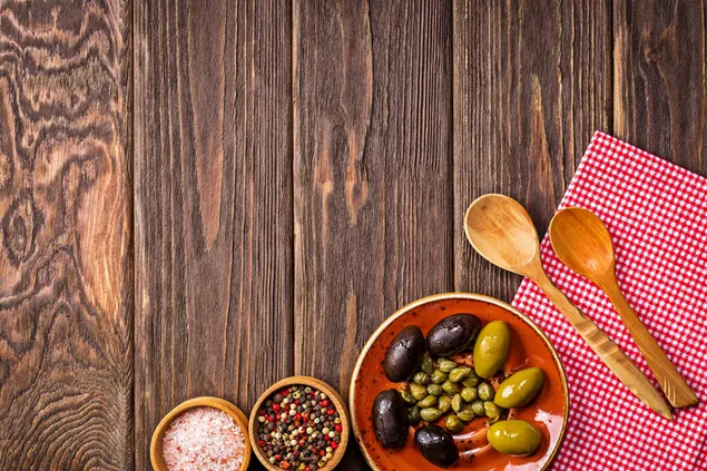 קערת זית ועוד תבלינים עם מפת שולחן משובצת אדומה ומצקות 4K טפט