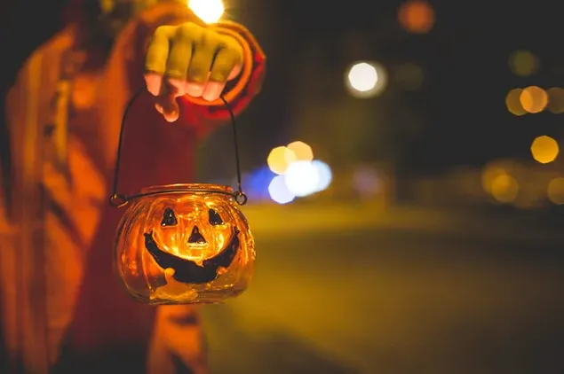 Nen amb llum Jack-o'-lantern 4K fons de pantalla