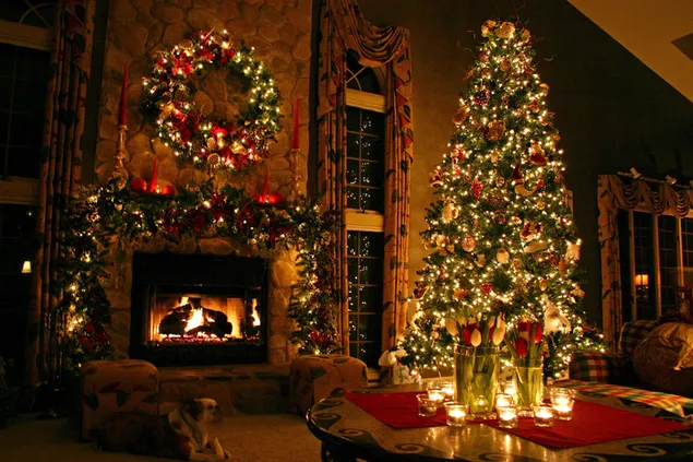 Brandende kaarsen en kleurrijk versierde dennenboom in versierd huis voor nieuwjaarsviering download